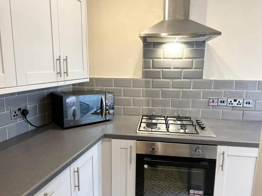 Snug Central Belfast Home, 2 Minutes From Ormeau Park! Exterior photo