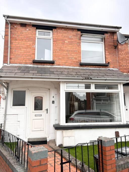 Snug Central Belfast Home, 2 Minutes From Ormeau Park! Exterior photo